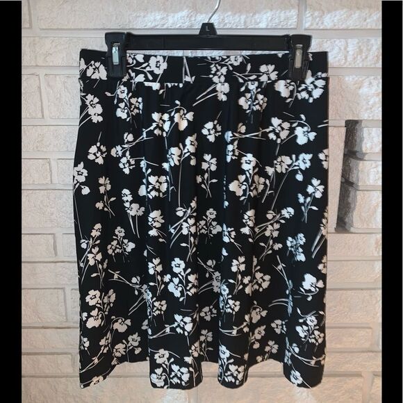 😊 3/$30 
NWT •Leota• skirt black&white floral design, Sz S, non-wrinkle stretch - Picture 3 of 9
